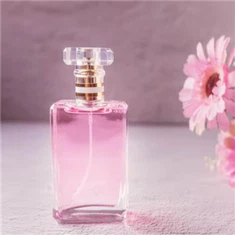 Parfem u ružičastoj boci