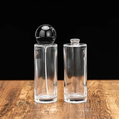 Bočica sa raspršivačem parfema je prazna